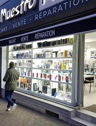 Formation en réparation de smartphones dans la boutique Maestro Academy